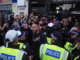 Policías y manifestantes durante protestas en Reino Unido mientras crece la tensión social y política en Europa