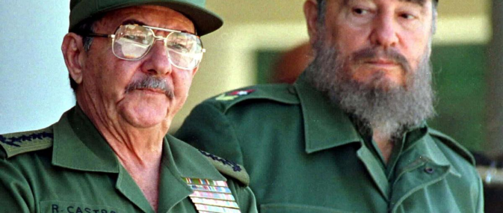 Raúl Castro junto a Fidel Castro durante una aparición militar en Cuba