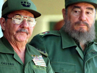 Raúl Castro junto a Fidel Castro durante una aparición militar en Cuba
