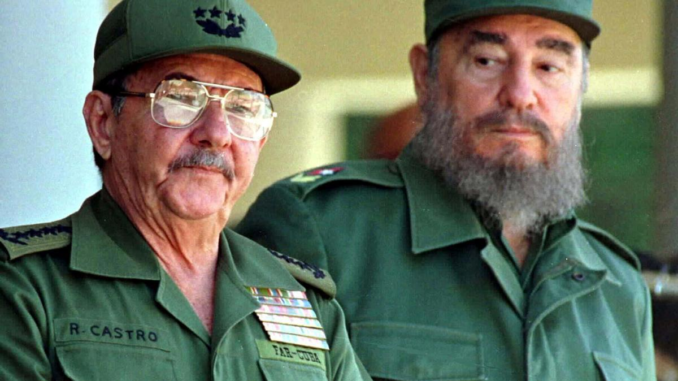 Raúl Castro junto a Fidel Castro durante una aparición militar en Cuba