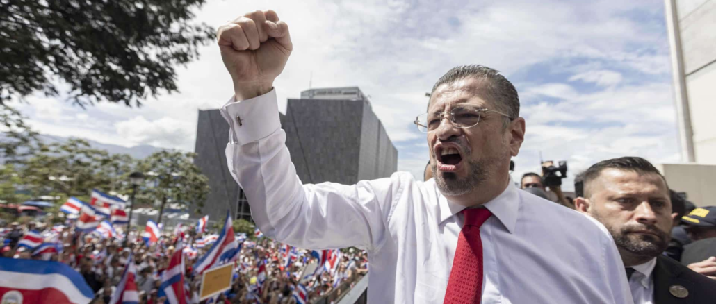 Rodrigo Chaves durante una actividad pública en Costa Rica tras cerrar su mandato con alta aprobación presidencial | Foto EFE