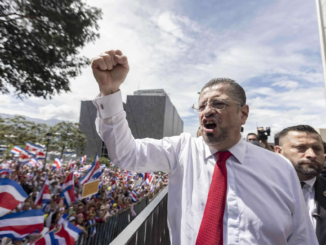 Rodrigo Chaves durante una actividad pública en Costa Rica tras cerrar su mandato con alta aprobación presidencial | Foto EFE