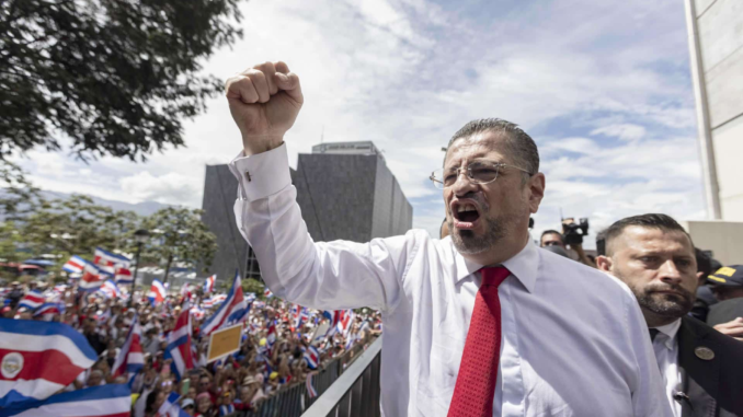 Rodrigo Chaves durante una actividad pública en Costa Rica tras cerrar su mandato con alta aprobación presidencial | Foto EFE