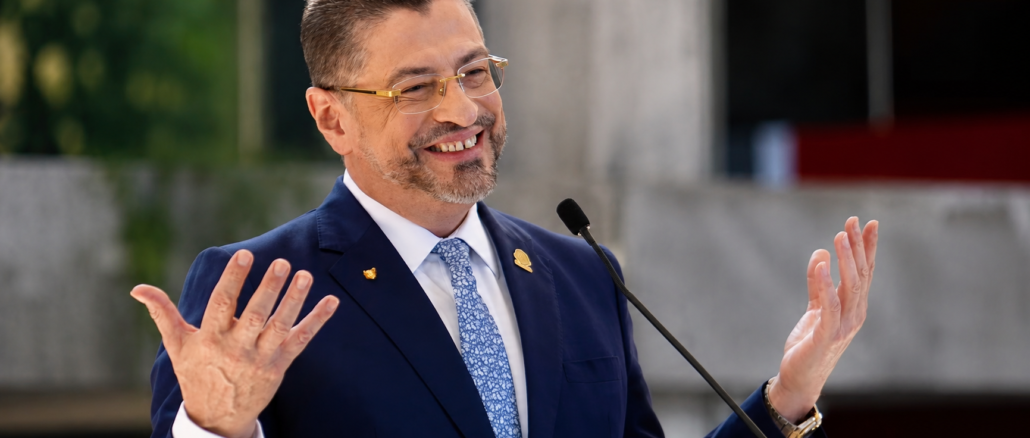 Rodrigo Chaves sonriendo durante actividad oficial en Costa Rica