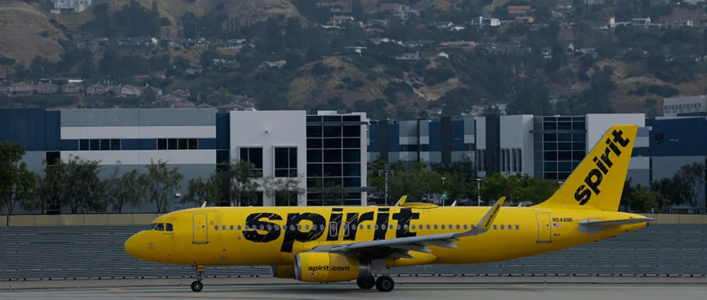avion de Spirit Airlines en pista reflejando crisis aérea global 2026 por aumento del combustible