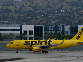 avion de Spirit Airlines en pista reflejando crisis aérea global 2026 por aumento del combustible