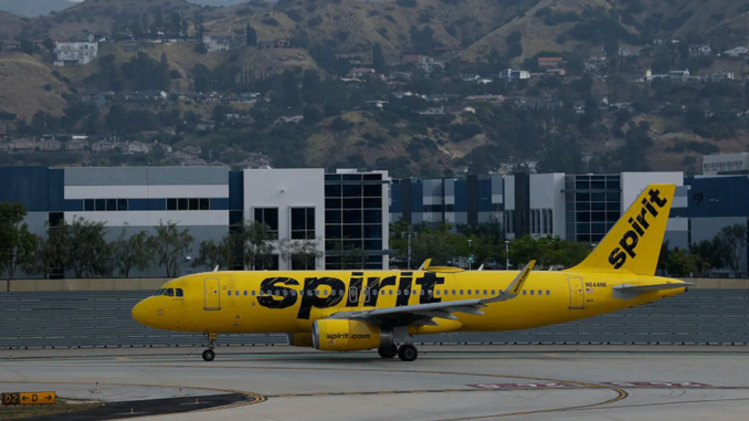 avion de Spirit Airlines en pista reflejando crisis aérea global 2026 por aumento del combustible