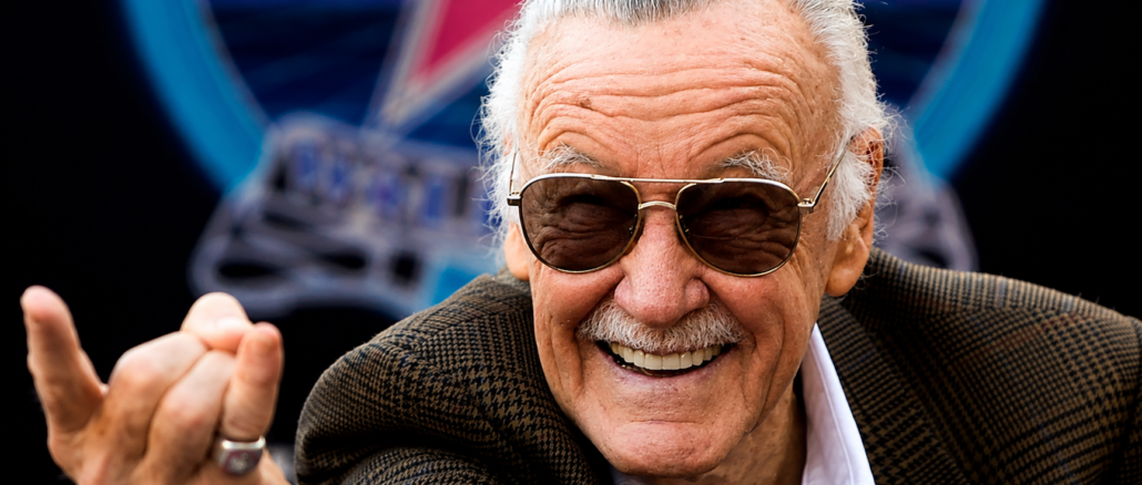 Stan Lee sonríe durante una aparición pública. La inteligencia artificial permite ahora recrear su voz e imagen, impulsando el debate sobre la inmortalidad digital.