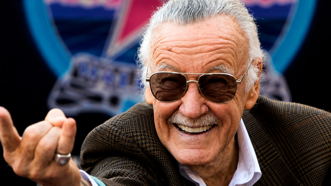 Stan Lee sonríe durante una aparición pública. La inteligencia artificial permite ahora recrear su voz e imagen, impulsando el debate sobre la inmortalidad digital.