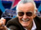 Stan Lee sonríe durante una aparición pública. La inteligencia artificial permite ahora recrear su voz e imagen, impulsando el debate sobre la inmortalidad digital.
