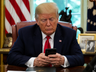 trump imagen ia iran revisando celular despacho oval mensaje politico