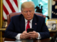 trump imagen ia iran revisando celular despacho oval mensaje politico