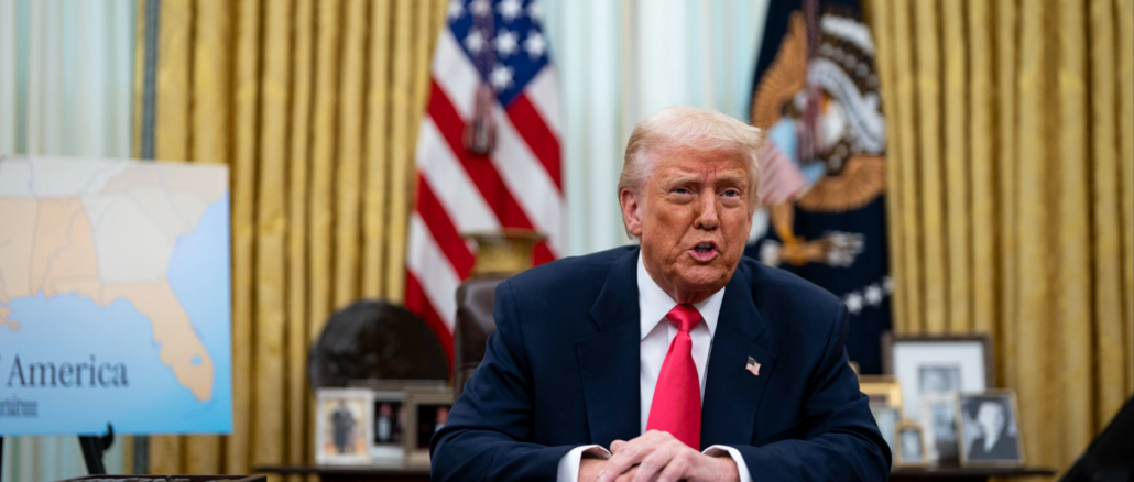 Donald Trump en el Despacho Oval mientras Estados Unidos negocia con Irán por la tensión en Ormuz