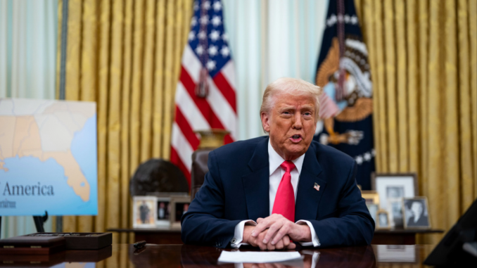 Donald Trump en el Despacho Oval mientras Estados Unidos negocia con Irán por la tensión en Ormuz