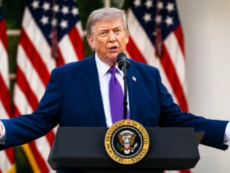 Donald Trump durante conferencia mientras aumenta tensión entre Estados Unidos e Irán