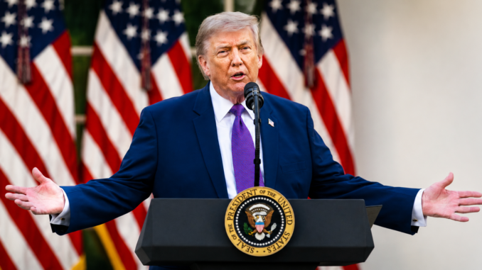 Donald Trump durante conferencia mientras aumenta tensión entre Estados Unidos e Irán