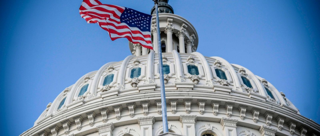 Capitolio de Estados Unidos durante avance político del trumpismo en primarias republicanas