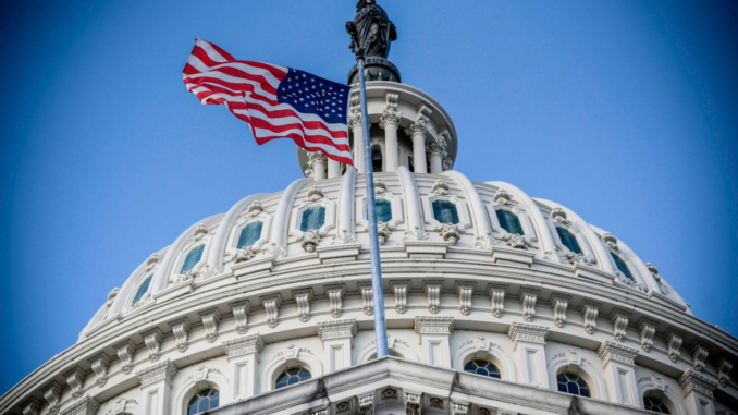 Capitolio de Estados Unidos durante avance político del trumpismo en primarias republicanas