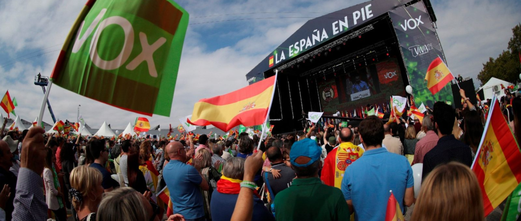 Seguidores de Vox durante un acto político en España en medio del crecimiento de su influencia ideológica en América Latina | Impacto Noticias CR