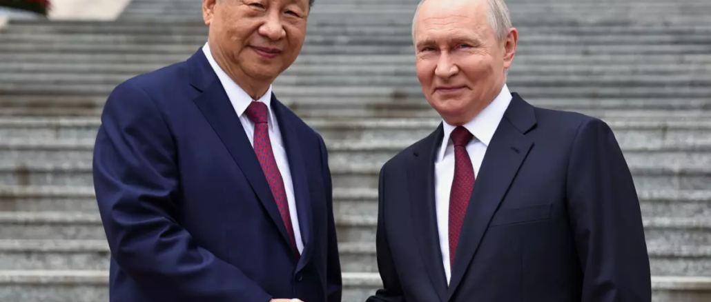 Xi Jinping y Vladímir Putin estrechan manos durante reunión oficial en Beijing
