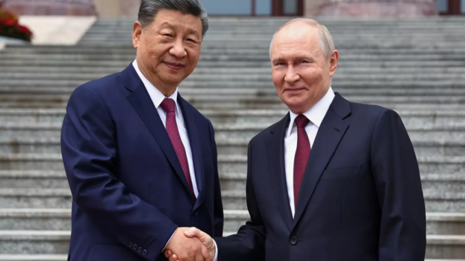 Xi Jinping y Vladímir Putin estrechan manos durante reunión oficial en Beijing