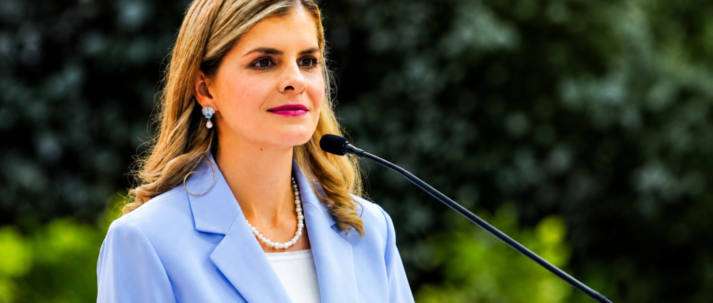 Laura Fernández durante una actividad oficial tras una encuesta que le otorga un 73,5% de respaldo ciudadano
