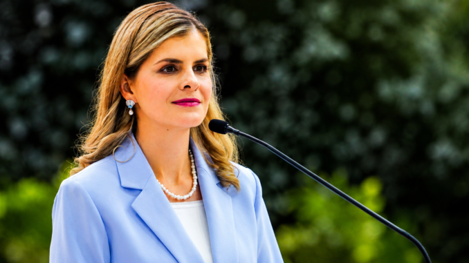 Laura Fernández durante una actividad oficial tras una encuesta que le otorga un 73,5% de respaldo ciudadano
