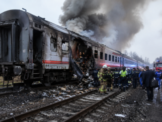Tren dañado tras un ataque con dron en Crimea durante el conflicto entre Rusia y Ucrania.