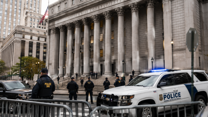 Fachada de una corte federal en Nueva York bajo fuerte seguridad mientras avanza el proceso judicial contra Nicolás Maduro.