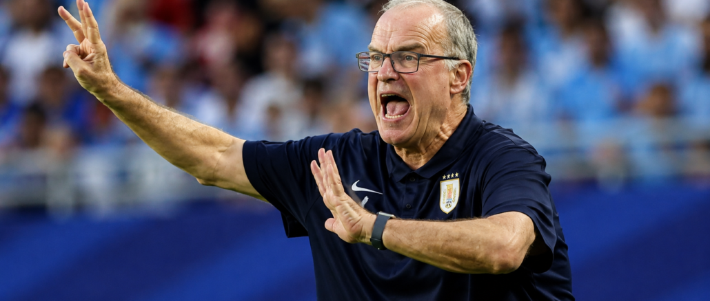 Marcelo Bielsa dirige a Uruguay durante un partido del Mundial 2026 y critica las pausas de hidratación implementadas por la FIFA.