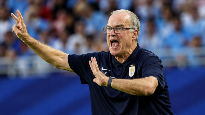 Marcelo Bielsa dirige a Uruguay durante un partido del Mundial 2026 y critica las pausas de hidratación implementadas por la FIFA.