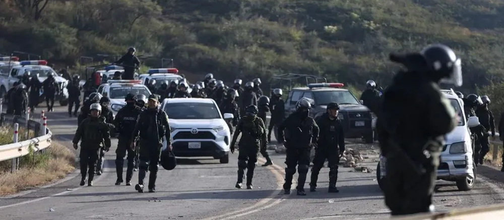 Fuerzas policiales despliegan un operativo durante los bloqueos que mantienen a Bolivia al borde del colapso.