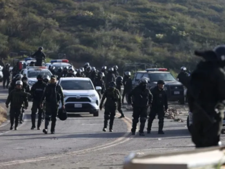Fuerzas policiales despliegan un operativo durante los bloqueos que mantienen a Bolivia al borde del colapso.