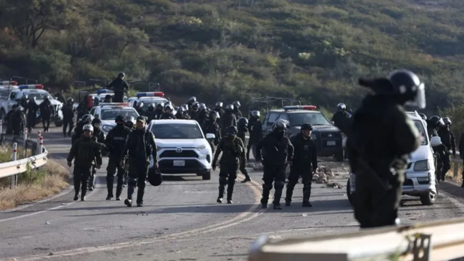 Fuerzas policiales despliegan un operativo durante los bloqueos que mantienen a Bolivia al borde del colapso.