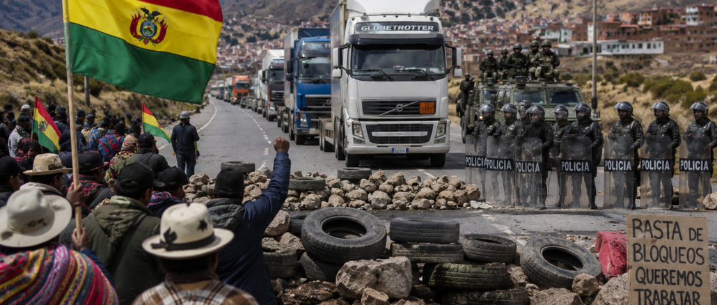 Manifestantes bloquean una carretera en Bolivia mientras policías y militares se preparan para despejar rutas afectadas por la crisis política.