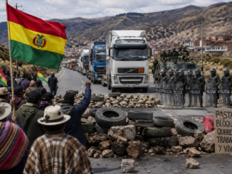 Manifestantes bloquean una carretera en Bolivia mientras policías y militares se preparan para despejar rutas afectadas por la crisis política.