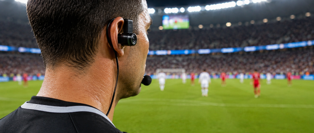 Árbitro de fútbol utilizando la cámara RefCam durante un partido del Mundial 2026.