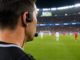 Árbitro de fútbol utilizando la cámara RefCam durante un partido del Mundial 2026.