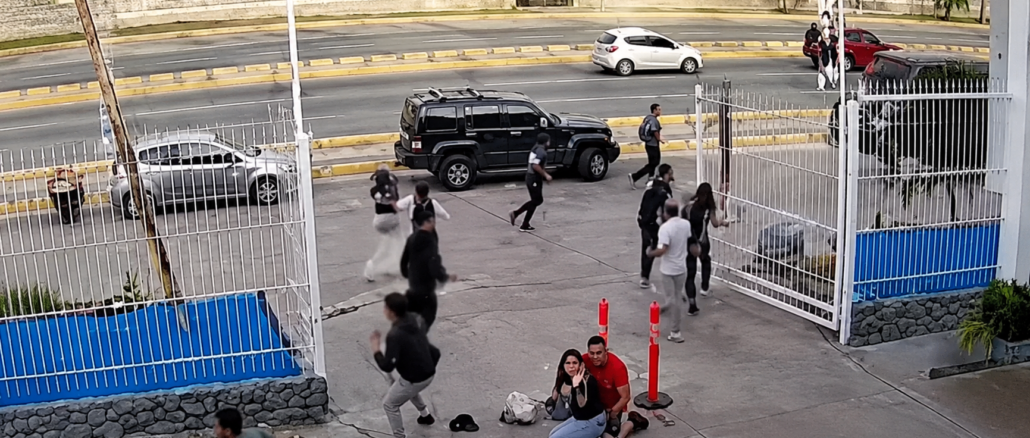 Imagen de una cámara de seguridad que muestra a varias personas huyendo durante el terremoto que sacudió Venezuela.