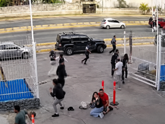 Imagen de una cámara de seguridad que muestra a varias personas huyendo durante el terremoto que sacudió Venezuela.