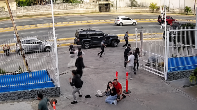 Imagen de una cámara de seguridad que muestra a varias personas huyendo durante el terremoto que sacudió Venezuela.