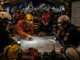 Rescatistas coordinan las labores de búsqueda sobre un mapa de Caracas dentro de un centro de operaciones tras el terremoto en Venezuela.