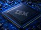 Chip de IBM de 0,7 nanómetros sobre una placa electrónica, representando la nueva arquitectura Nanostack para semiconductores de próxima generación.