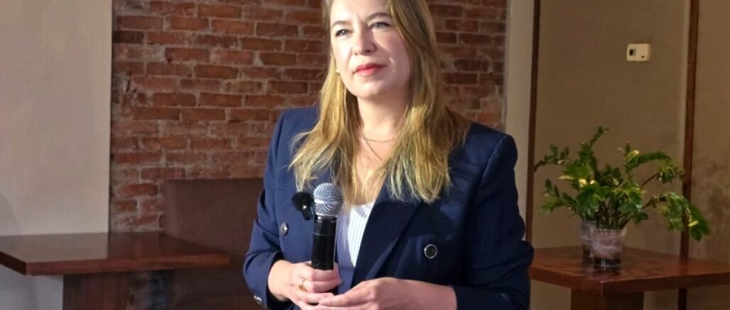 Claudia Dobles durante una actividad pública mientras solicita autorización para asistir a la gira en Crucitas con asesores.