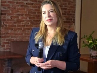 Claudia Dobles durante una actividad pública mientras solicita autorización para asistir a la gira en Crucitas con asesores.