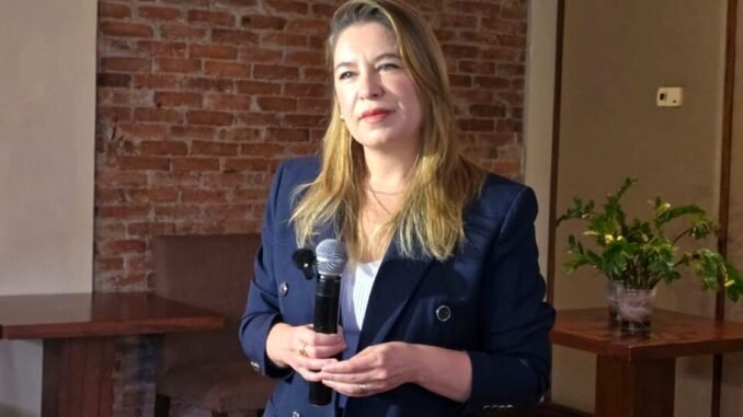 Claudia Dobles durante una actividad pública mientras solicita autorización para asistir a la gira en Crucitas con asesores.