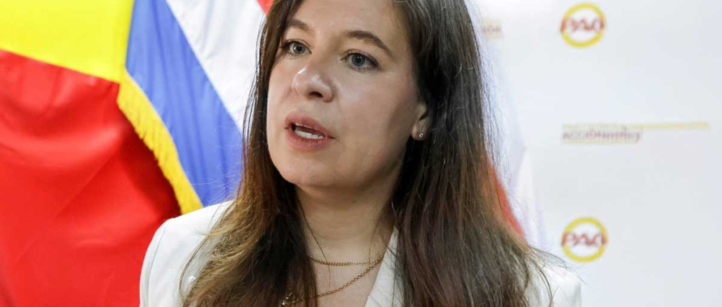 La diputada Claudia Dobles durante una conferencia sobre el Pacto Patriótico Costarricense y la agenda legislativa 2026-2030.