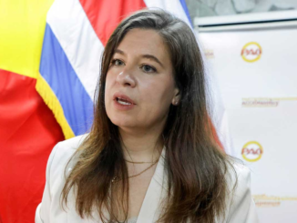 La diputada Claudia Dobles durante una conferencia sobre el Pacto Patriótico Costarricense y la agenda legislativa 2026-2030.