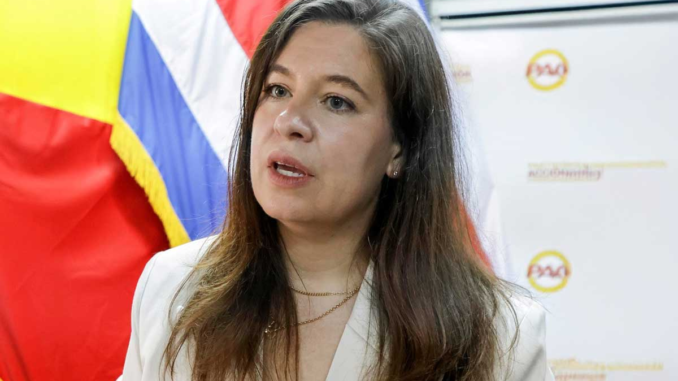 La diputada Claudia Dobles durante una conferencia sobre el Pacto Patriótico Costarricense y la agenda legislativa 2026-2030.