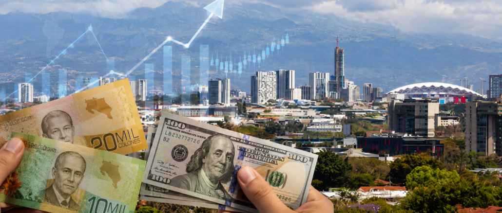 Billetes de colones y dólares frente al skyline de San José, Costa Rica, en una ilustración sobre el comportamiento del tipo de cambio.